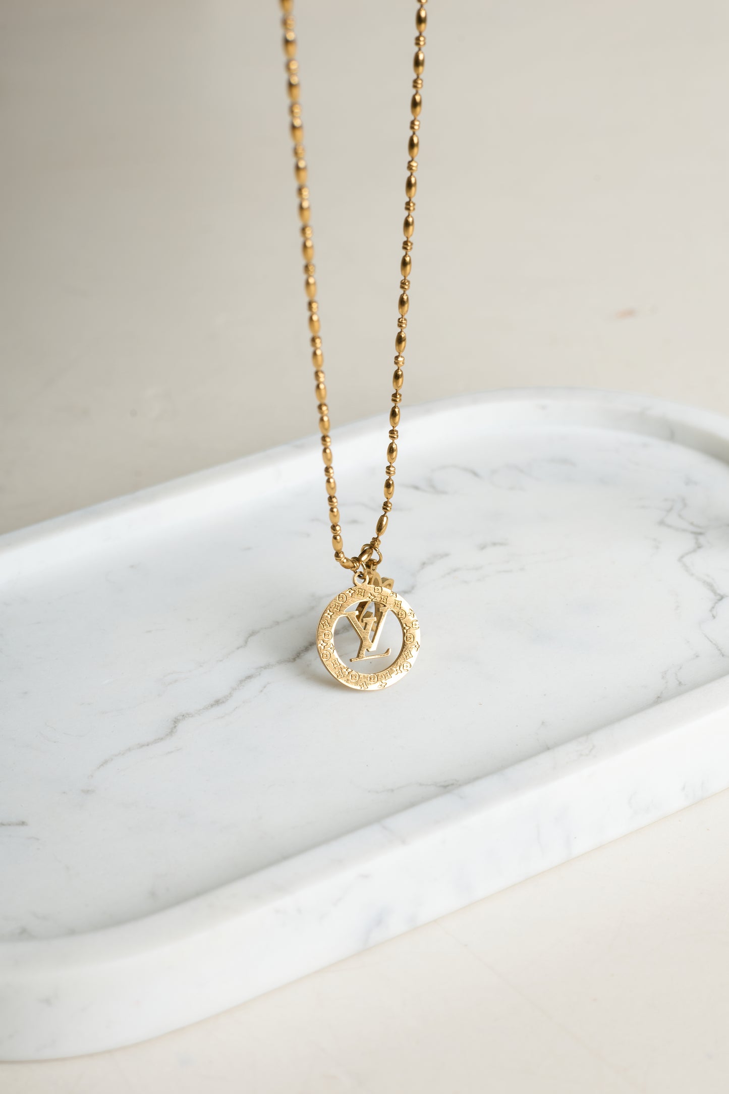 Cadena LV con 2 Dijes DAMA