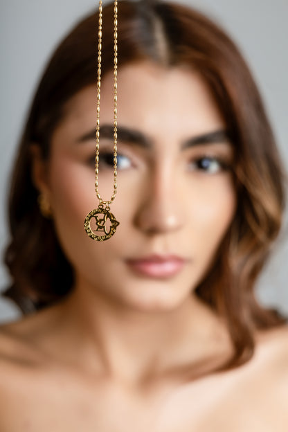 Cadena LV con 2 Dijes DAMA