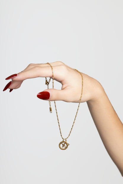 Cadena LV con 2 Dijes DAMA