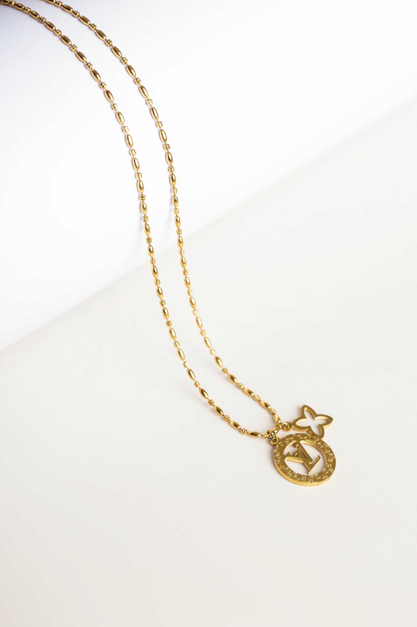 Cadena LV con 2 Dijes DAMA