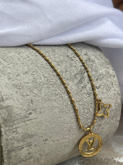 Cadena LV con 2 Dijes DAMA