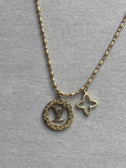 Cadena LV con 2 Dijes DAMA