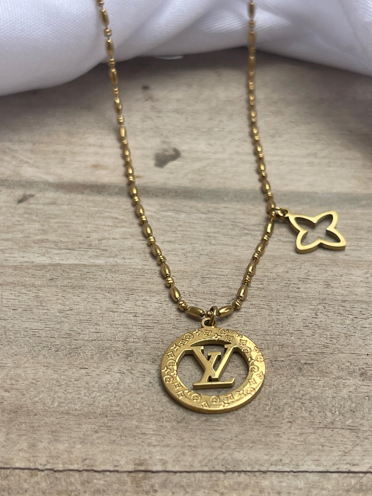 Cadena LV con 2 Dijes DAMA
