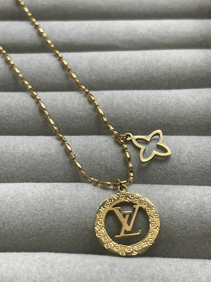 Cadena LV con 2 Dijes DAMA