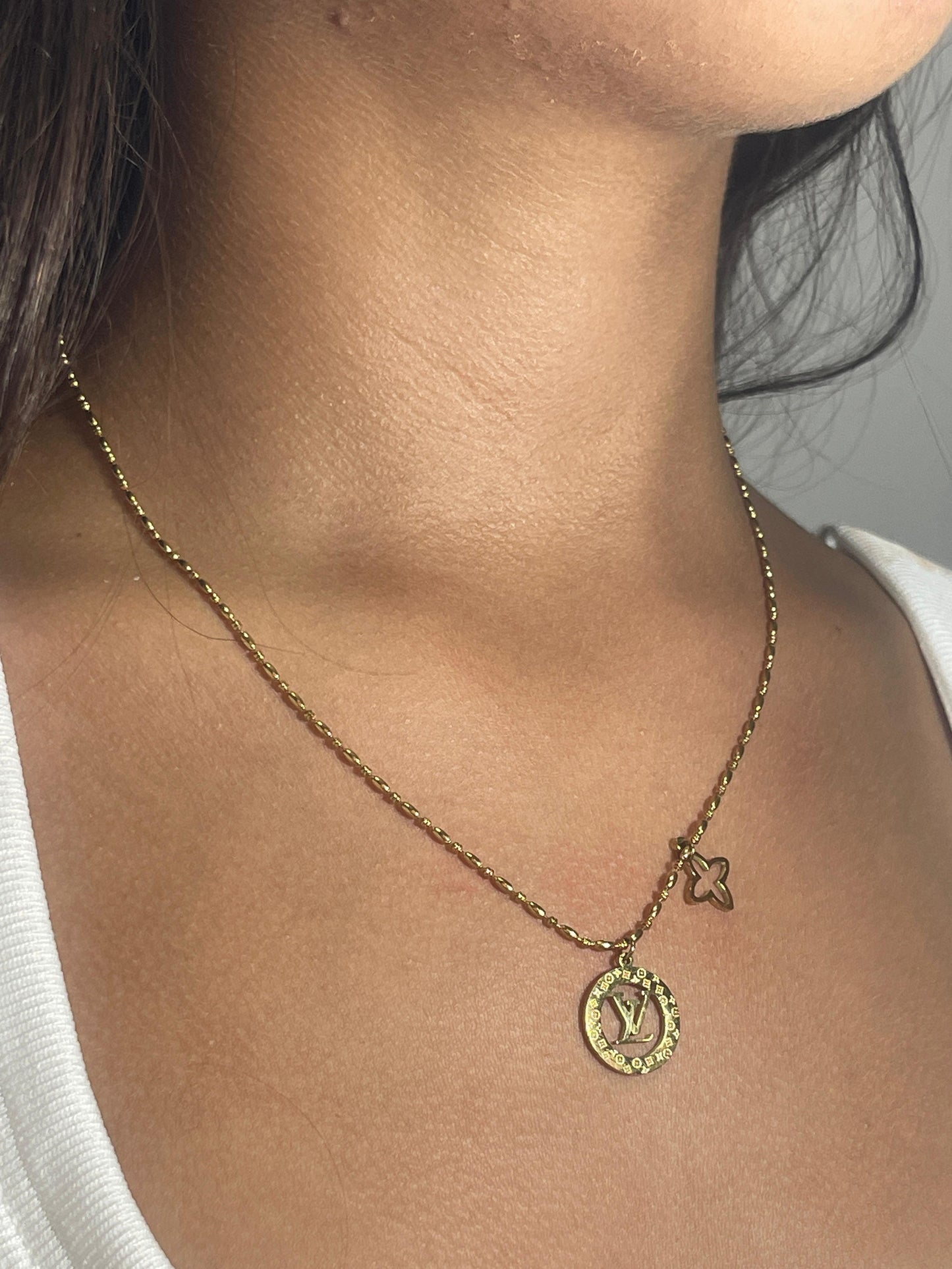 Cadena LV con 2 Dijes DAMA