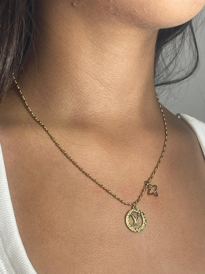 Cadena LV con 2 Dijes DAMA